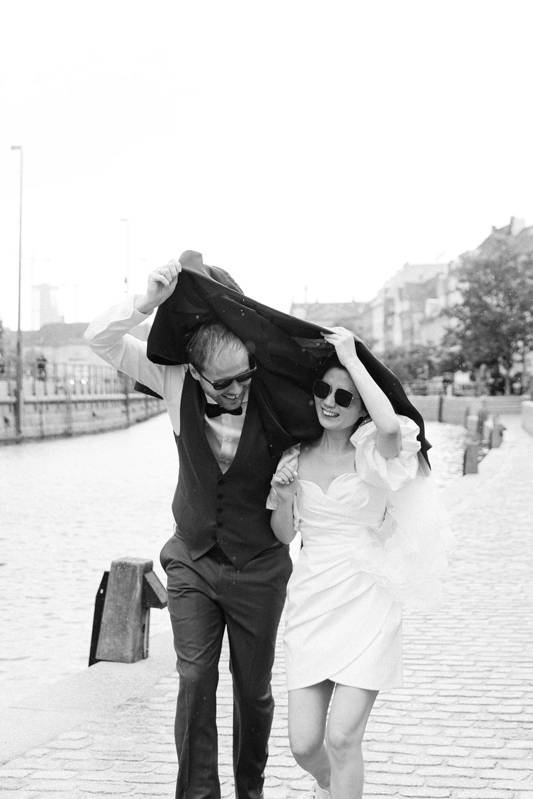 get married in Copenhagen chic couple portrait, running in the rain